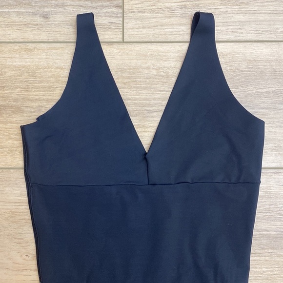 Leonisa | Undetectable Mid Thigh Body Shaper‎ | Firm Compression Shapewear - Picture 7 of 13